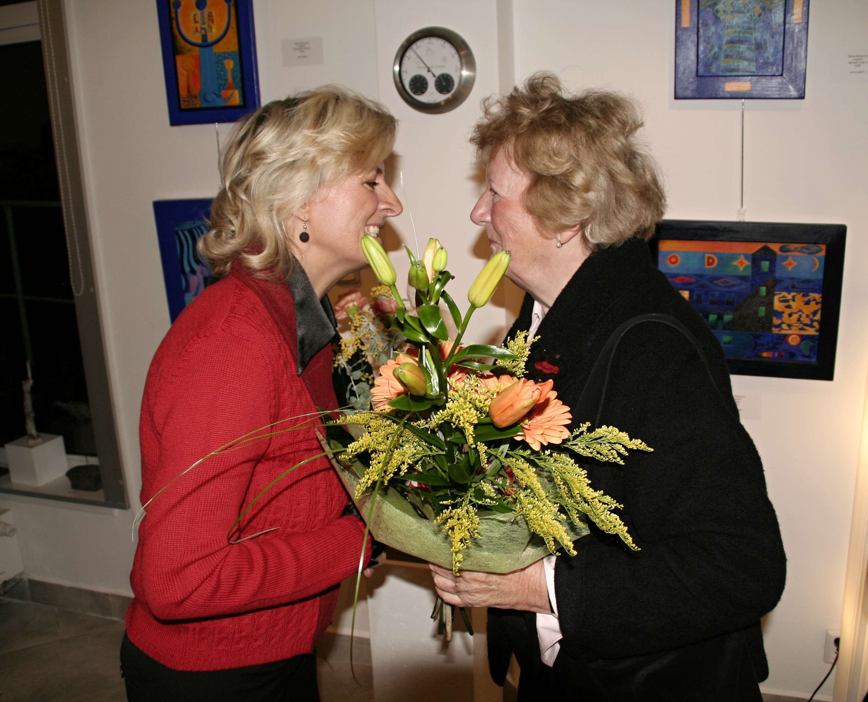 Jindra Husarikova con visitatori in galleria